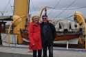 Anlaesslich des Dampfschiff SCHAARHOERN Besuchs in Cuxhaven am 13. August 2016 trafen sich die CUX `66-Oldie Party 2007 Initiatorin Erika Fischer und Initiator Ralf Froehlich an der Alten Liebe.

Foto: U. Preuss