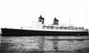 Das Bild entstand zur Zeit der Annekdote des Blauen Affen. Es zeigt die Hanseatic �brigens beim Auslaufen zur letzten New York Fahrt.
Dort wurde sie ein Raub der Flammen und Cuxhaven hat sie nur als Wrack, von Schleppern gezogen noch einmal gesehen.

Foto www.wehdemeyer.de (solltet ihr mal besuchen)