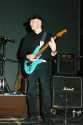 Der Gitarrist der Bonds verzckte mit seinem sauber Gitarrenspiel das Publikum in der Kugelbakehalle.

Foto: B. Schlsselburg