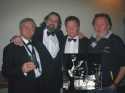 Tony Carter, Bob Hunt, Vic Pitt und Sirpriess in der Pause des JFC Konzertes in Cuxhaven Januar 2005. Die Jungs sind wirklich so gut drauf wie es auf dem Bild aussieht. Eingef�gt habe ich um den Bezug zur Beat/Bluesszene zu dokumentieren, ein Foto von Vic mit dem Drummer der Spencer Davis Group, Pete York.


Foto Sirpriess