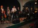 Eine Aufnahme vom Soundcheck der Band. Im Hintergrund �brigens John Slaugther: ein Super Gitarrist, der bereits seit Anfang der 60er bei Chris spielt. Habe ihn auch mal Solo in Cuxhaven gesehen. Empfehle seine CD "A new coat of paint" Timeless CD SJP 313.


Foto Sirpriess