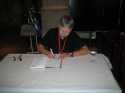 Astrid Kirchherr (Beatles Fotografin der 60er in Hamburg) signiert unser CUX `66-Buch.
Foto: Ralf Fr�hlich