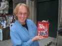 Spencer Davis bot anl�sslich des Hamburg Sound 2-Events am 30.03.2008, auf dem er auch LIVE musikalisch auftrat, 
seine CDs ebenfalls an unserem CUX `66-Stand an. 
Nach einem Gespr�ch und Informationen �ber unser Buch war er sehr gerne bereit, f�r ein aussagekr�ftiges Foto zu posieren.

Foto Ralf Fr�hlich