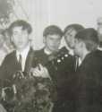 Peter:"Auf der Konfirmation, bei der die Spacemen in G�nze anwesend waren, spielte ich noch die alte Framus - und tr�umte schon von der Eko. "Kohle" hatte ich ja jetzt genug. Und siehe da: Der Mann l�sst sich sogar in voller Montur und voller Stolz ablichten". 
Kommentar: Wenn ich das Bild richtig deute sind von links nach rechts Peter, Reiner, Ralf und Appel zu sehen.

Foto P. Meyer privat
