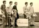 Die Jungs wollten bereits 1964 hoch hinaus und sind deshalb f�r das Foto aufs Dach gestiegen. Sch�nes Foto  finde ich.

Foto privat Cux66 zur Verf�gung gestellt