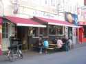 Ich muss gestehen, ich habe die Tragweite dieser Gastst�tte v�llig untersch�tzt. Sie war offenbar das Wohnzimmer ALLER Star Club Bands. Essen, Trinken, Heimweh abladen usw. Na, lieber zu sp�t ver�ffentlicht als gar nicht.
Standort: Hamburg-St. Pauli, Gro�e Freiheit (in unmittelbarer N�he des ehem. Star-Clubs).

Foto Ralf Fr�hlich