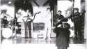 Das hier ver�ffentlichte Foto habe ich unter Black Beats 1966 erhalten und gespeicht. Sicher bin ich nicht. Wer hilft?

Nat�rlich die Bremerhavener. 
Da kann ich dir helfen : Aufgenommen wurde das Bild am 30. Juni 1966 in der Aula der damaligen "gewerblichen Lehranstalten" durch einen unbekannten Fotografen. Ich kann mich erinnern, dass wir ihm das Bild damals abgekauft haben. Auf dem Bild von l.n.r. Klaus S�ltmann(Schlagzeug), Kally Kallweit (Bass), Rudi G�ttel (Gesang), Gerd Sch�nfeld (Solo-Git.) und ganz rechts das war ich. Die Veranstaltung wurde vom Stadt-Sch�llering veranstaltet. Damals traten bei dem Benefiz-Konzert die "Tombstones", "Les Copains", Soul Beats", "Griffins", "Secret Four" und die "Black Beats" auf. 

Danke Horst!

Foto Privat