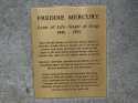 Erl�uternde Inschrifttafel an der Skulptur von Freddie Mercury in Montreux/CH.

Foto: Ralf Fr�hlich