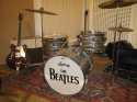 Ein Band-Equipment der 60er im Beatles Museum-Beatlemania in Hamburg, das wohl f�r sich spricht.
Interessant �brigens: Den Beatles-Schriftzug hat Erwin Ross, "Rubens von St. Pauli" und Maler (Designer) der Star-Club R�ckwand, entworfen und eigenh�ndig in Hamburg auf das Drum-Kit gebracht.

Foto: Ralf Fr�hlich