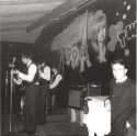 WER ERKENNT DEN JUNGEN MANN AM WEISSEN PIANO DES CLUB 99 in CUX ??? Er lauscht den Kl�ngen der Maggots im Jahr 1965 !
Wer seinen Namen und  VERTRAULICH  seine Adresse nennt, bekommt ein CUX ' 66 Buch von uns !
Vielleicht meldet ER sich ja auch selbst bei uns ! 
�brigens: das Piano wurde anl�sslich eines Happenings bei sp�terer Umwandlung des Clubs in eine Disco mit einer Axt zerschlagen.

Foto: Ralf Fr�hlich