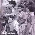 Der junge Elvis gibt erste Autogramme.