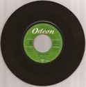 Am 04. Oktober 1962 - vor 50 Jahren - erschien mit "Love me do" die erste Beatles-Single.
Nach den Probeaufnahmen im Juni 1962 bei EMI-Parlophone wurde der erste Beatles-Drummer Pete Best im wahrsten Sinne des Wortes aus der Gruppe hinausgeekelt.
Als die Beatles zur ersten regulren Aufnahme erschienen, hatten sie den Nachfolger Ringo Starr am Schlagzeug sitzen.
Der wiederum berzeugte den Produzenten George Martin nicht und er hatte einen Studio-Drummer mitgebracht.

Sammlung:  Ralf